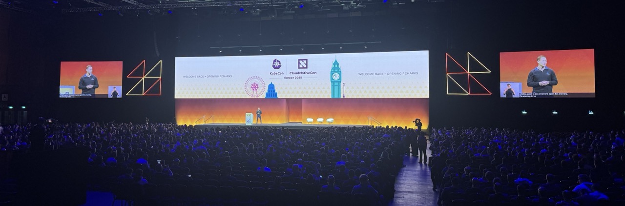 Keynote stage wideshot.